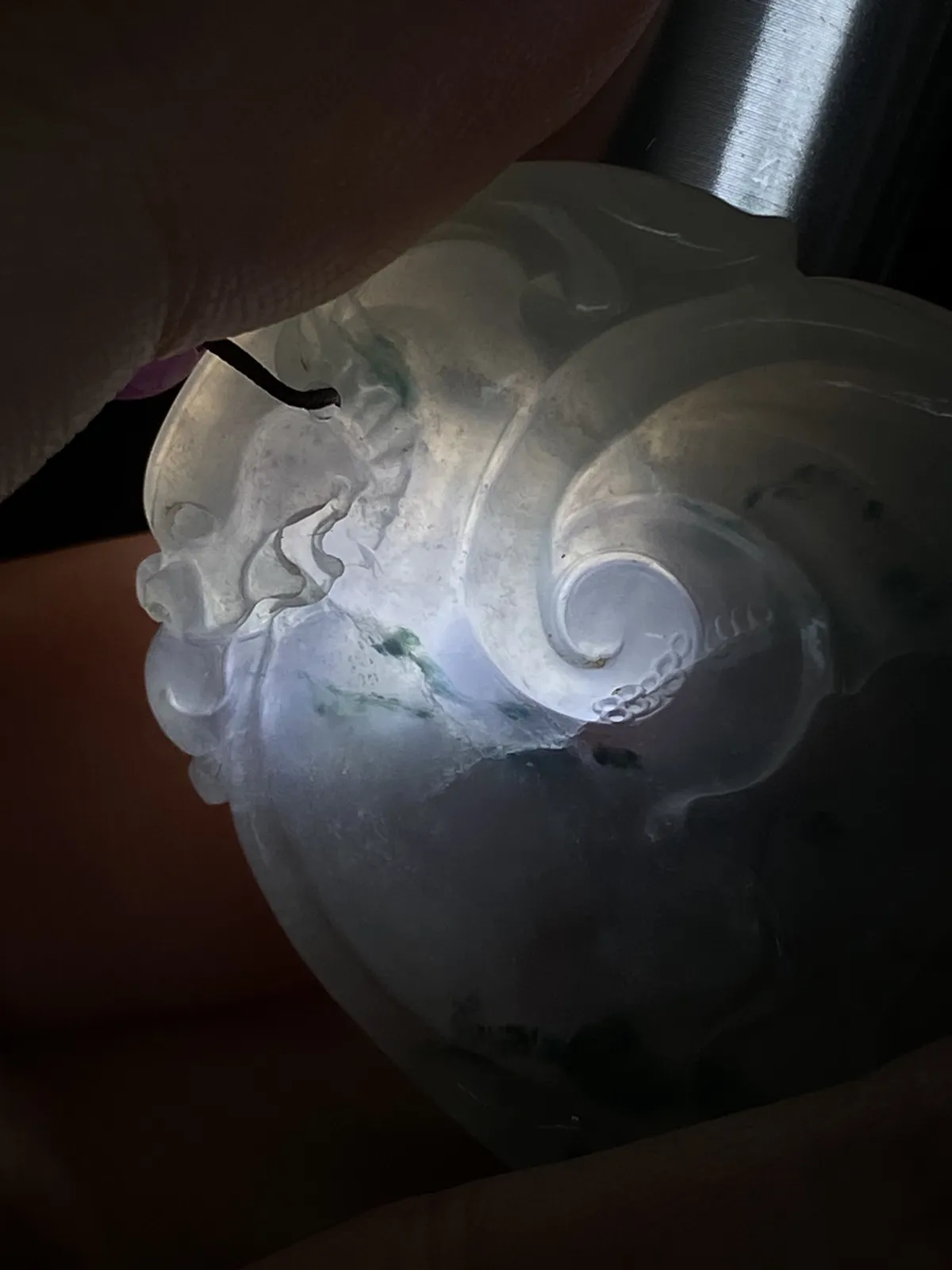 翡翠冰糯种淡绿色如意，配珠未测