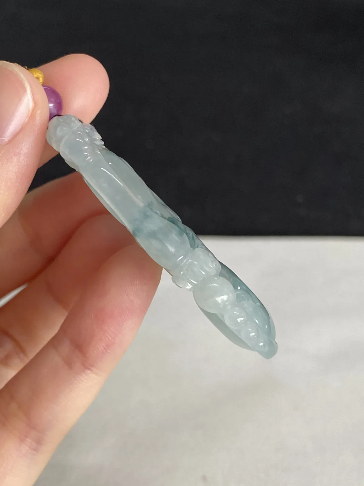翡翠冰糯种淡绿色如意，配珠未测