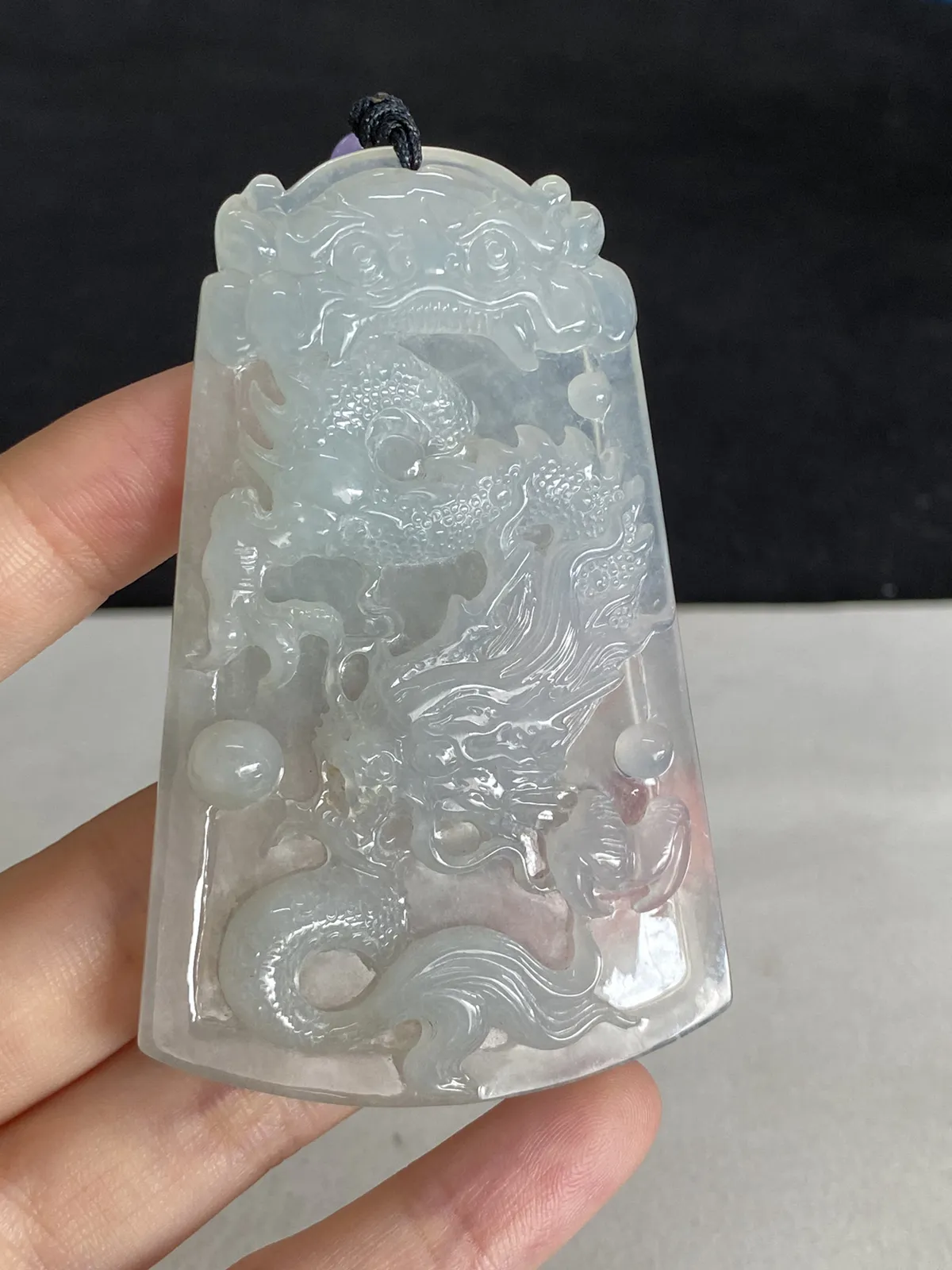 翡翠糯化种白色吊坠，配珠未测