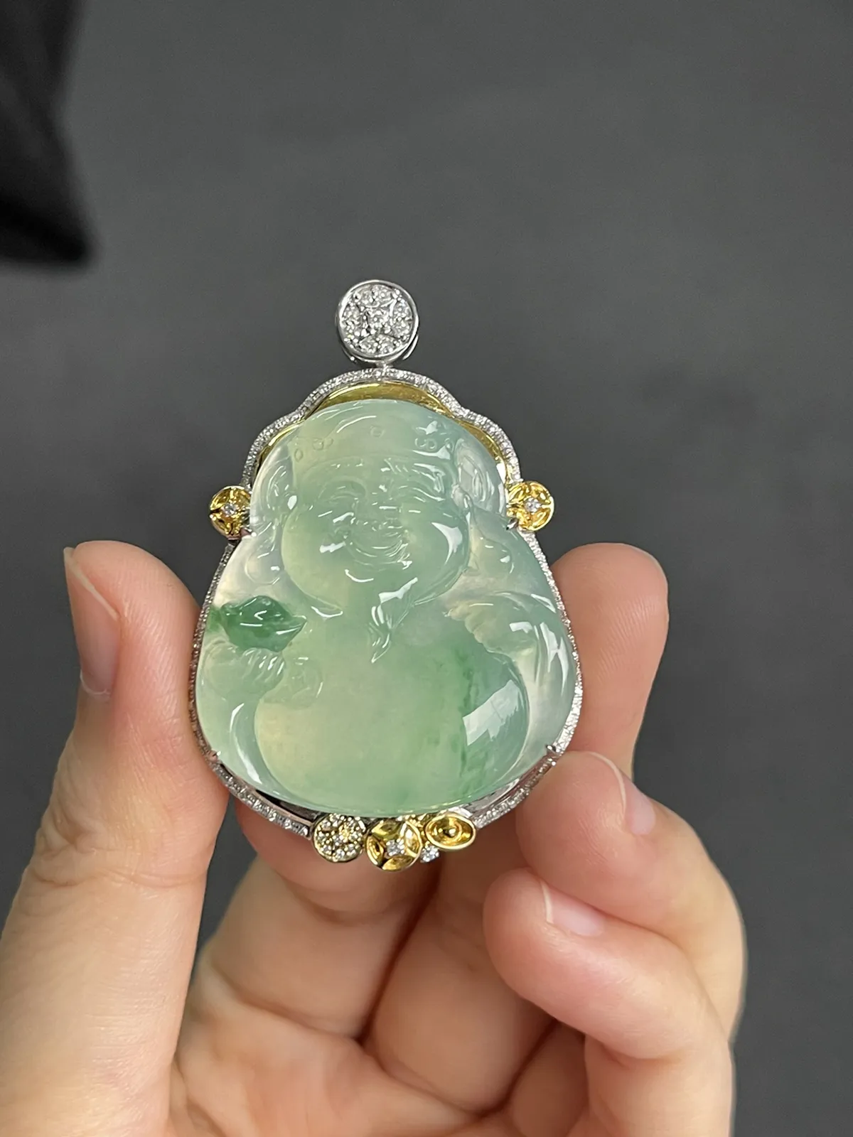 翡翠冰糯种淡绿色吊坠，印记：G18K,伴钻石