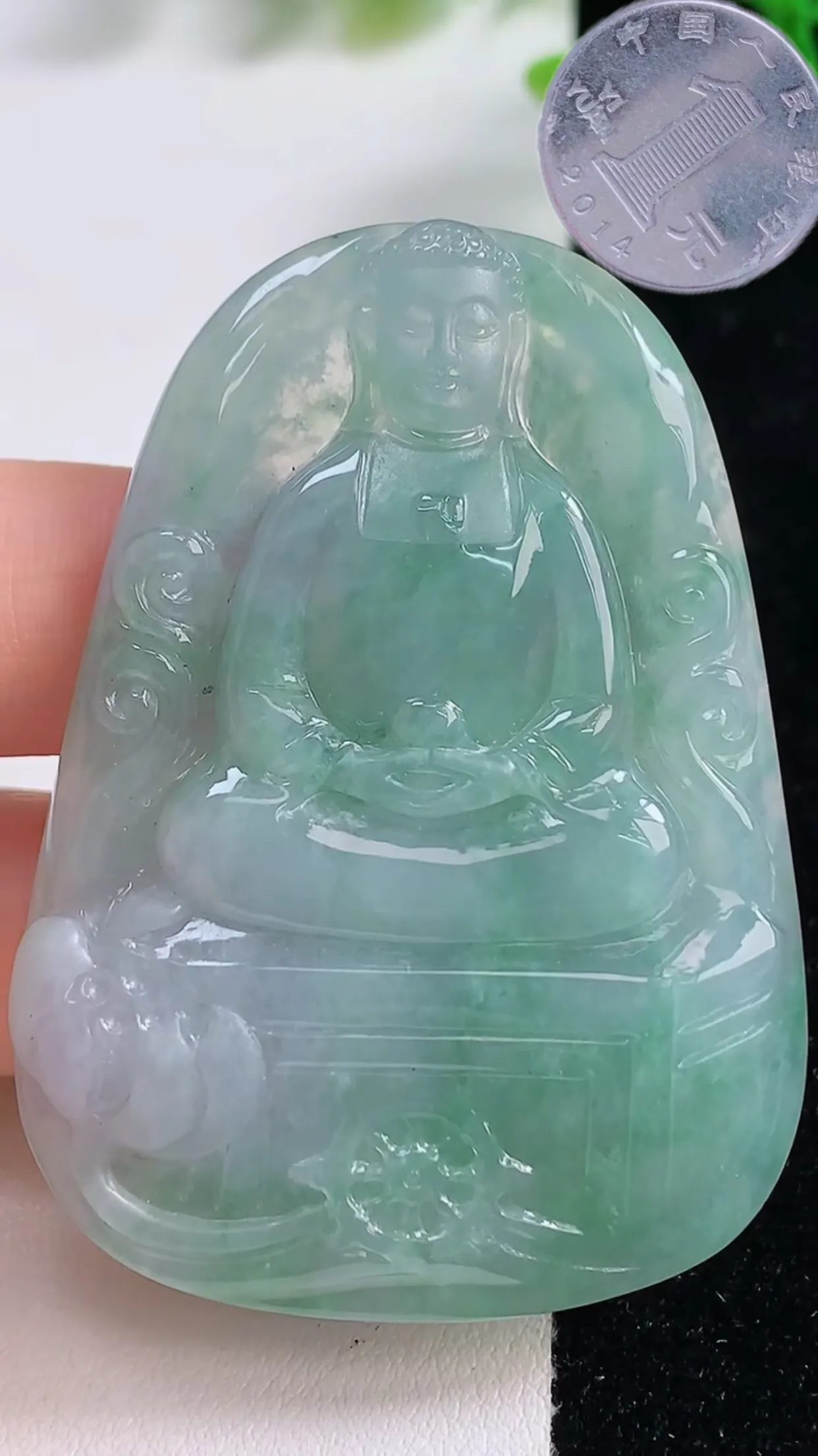 缅甸天然翡翠a货 老坑料起胶冰润  飘绿大日如来吊坠 ，尺寸57-40.6-6.4mm  y  31.24