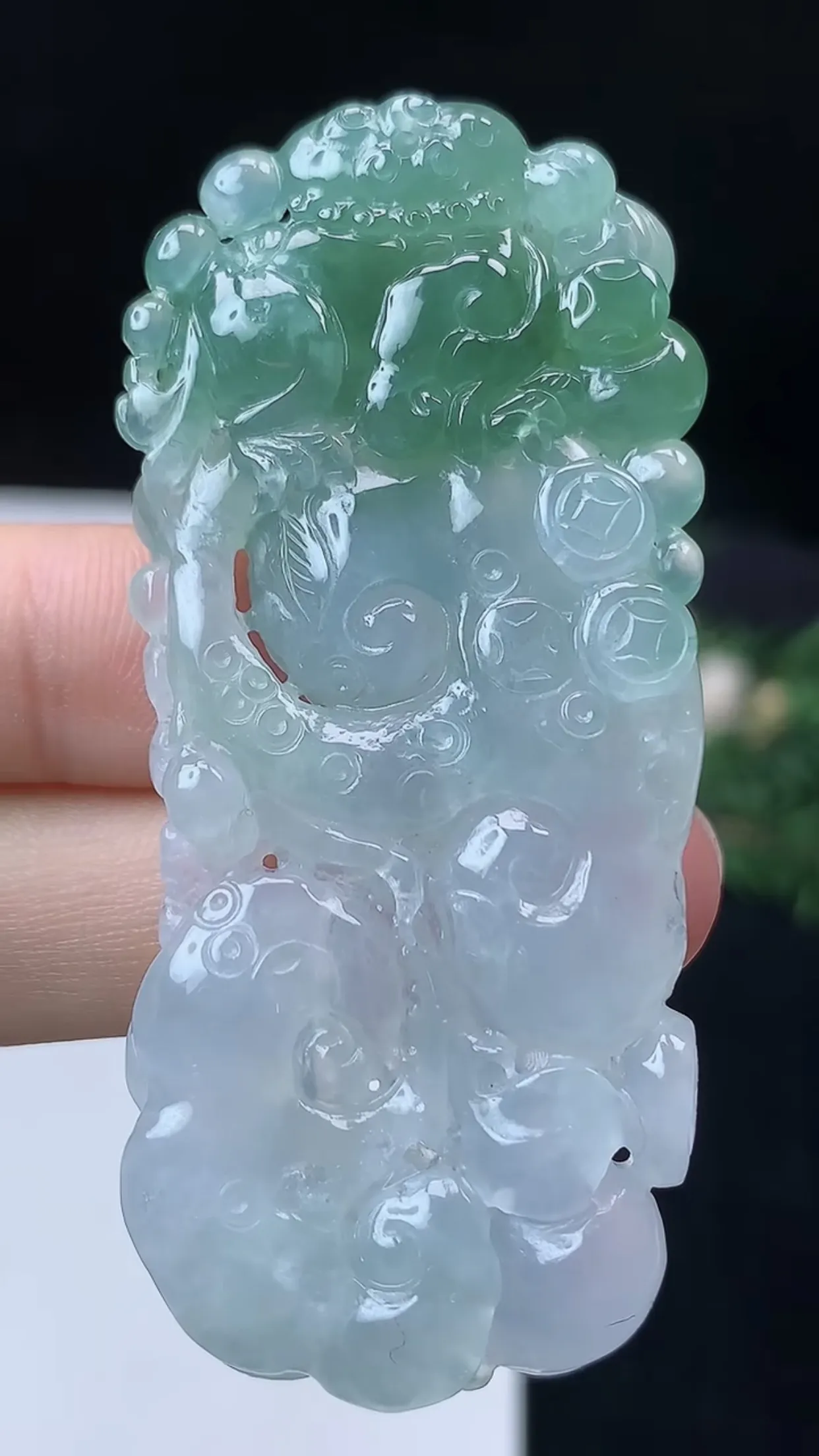 缅甸天然翡翠a货 老坑料起胶冰种 飘绿如意吊坠，尺寸62.6-26.8-7.5mm  y  25.56