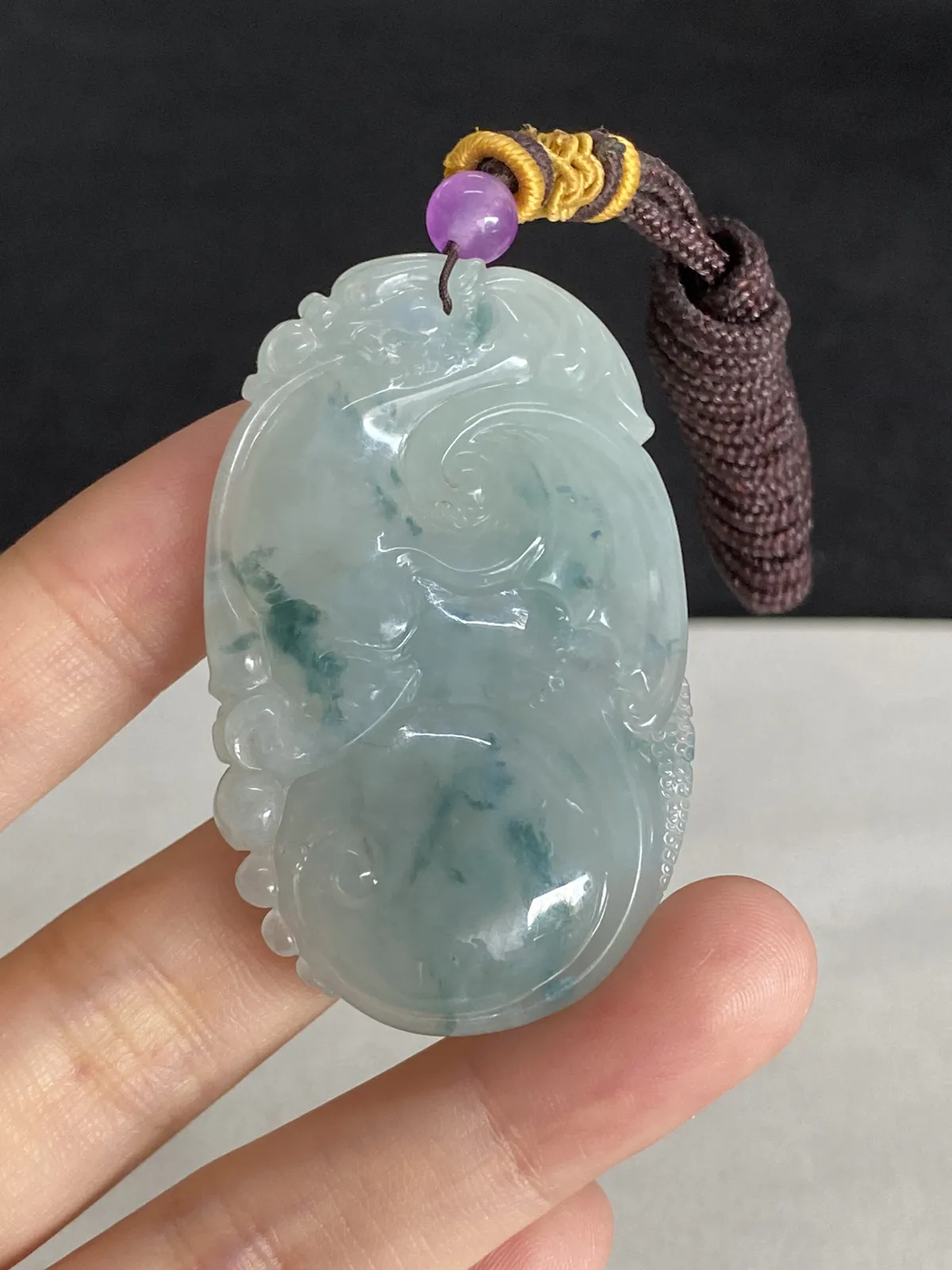 翡翠冰糯种淡绿色如意，配珠未测