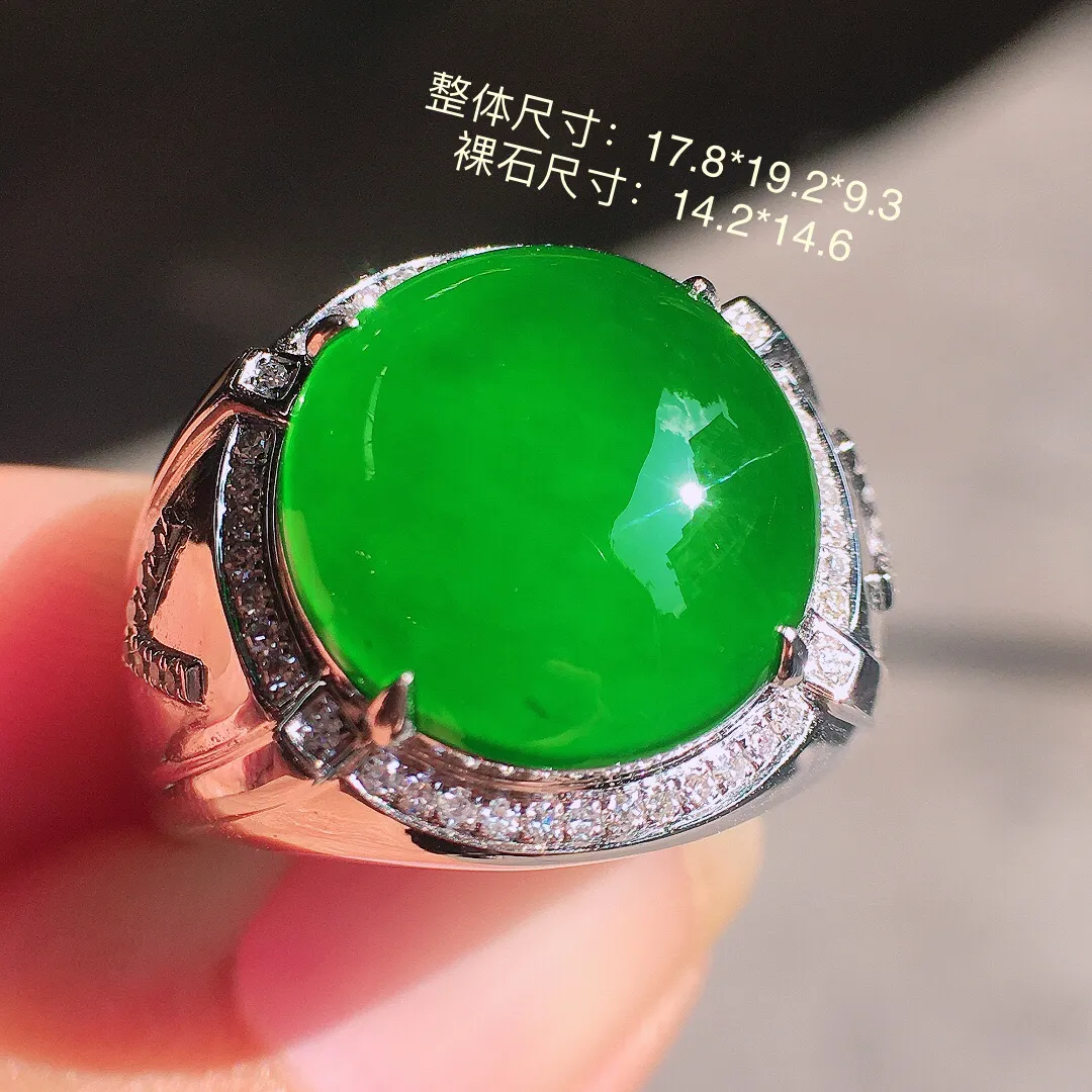 阳绿蛋面男戒指，色泽均匀艳丽，玉质细腻，荧光感超
强，饱满圆润，尽显优雅气质，18k
金豪华镶嵌