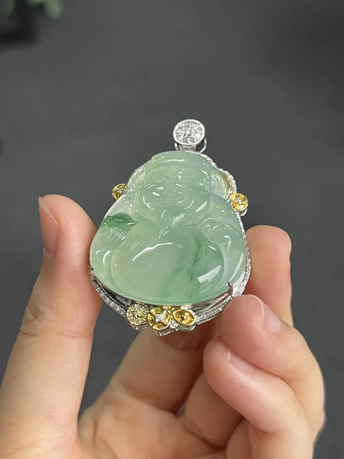 翡翠冰糯种淡绿色吊坠，印记：G18K,伴钻石