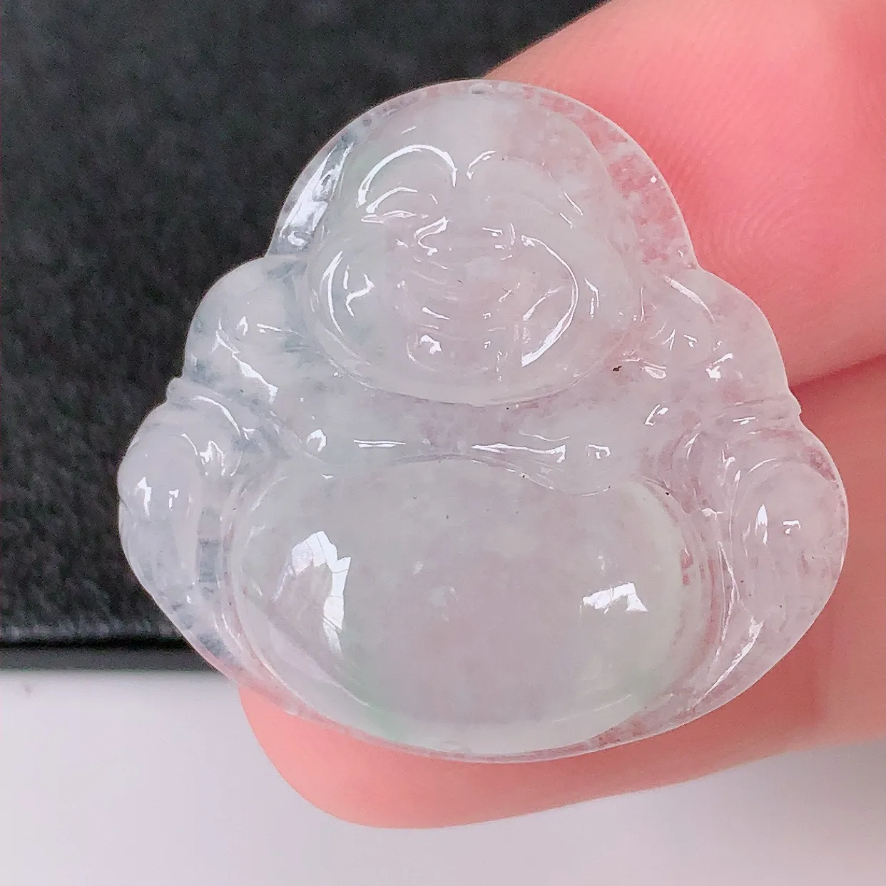 自然光实拍，冰种飘绿翡翠佛公，水灵起胶，翠色迷人，佛公在心中，一生平安，饱满圆润，开怀大笑佛公，配戴灵气十足！#57.23