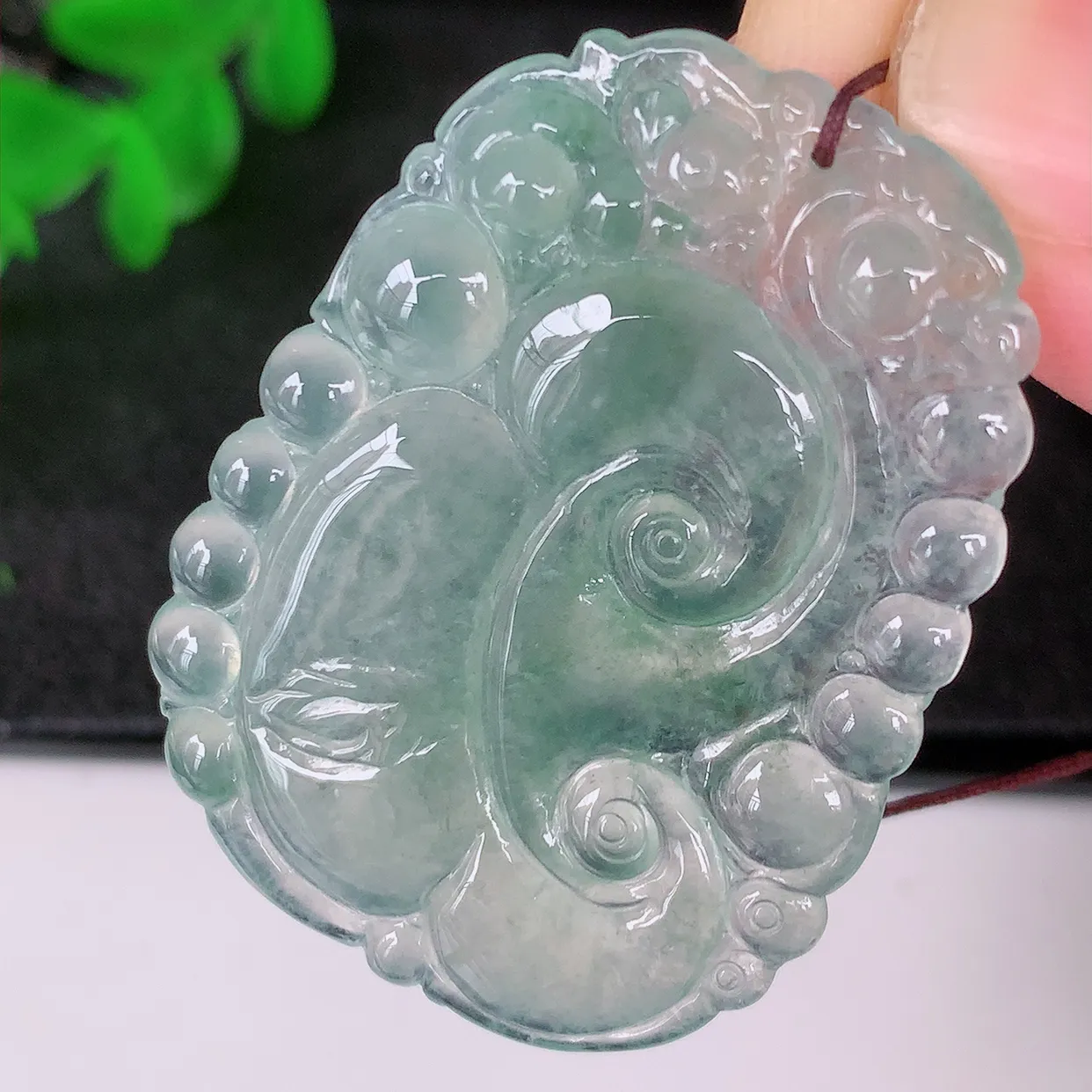 自然光实拍，冰种飘花翡翠如意吊坠，冰透， 翠色灵动，饱满，万事如意，如意一生，配戴精美！#01.23