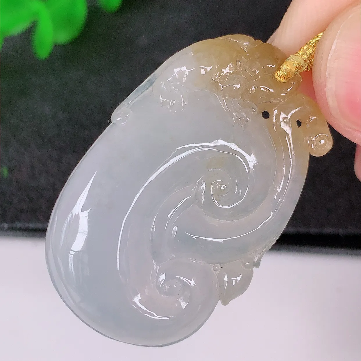 自然光实拍，冰种黄翡如意翡翠吊坠，冰透，翠色灵动，饱满，万事如意，如意一生，配戴精美！#01.23