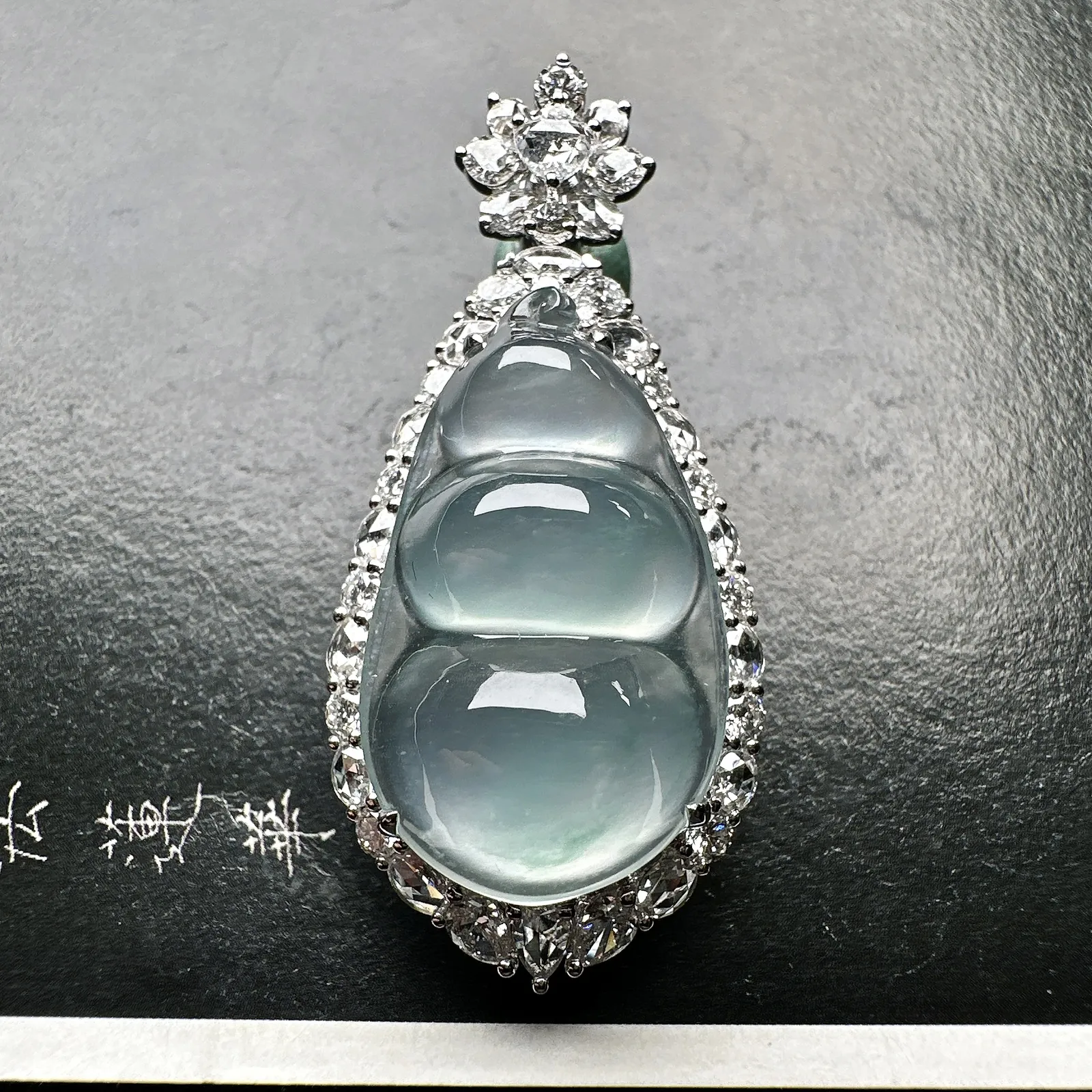 【冰种飘花福豆吊坠】种地上乘，冰感十足，通透起光，饱满圆润，18k金钻镶嵌，裸石尺寸26.2*15.