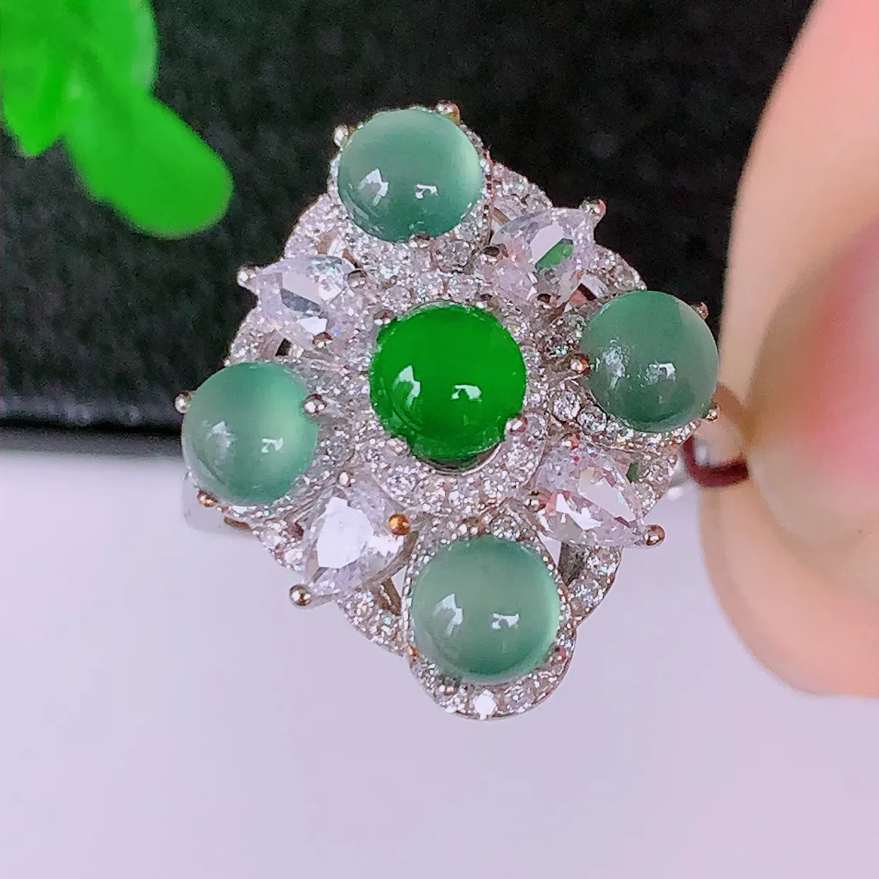 冰透满绿翡翠925银镶嵌戒指，自然光实拍，翠色灵动，颜色漂亮，种老水足，品相佳，佩戴佳品！#97.23（圈口可调大小）整体25.5*17*7.6裸石4.2*4.2