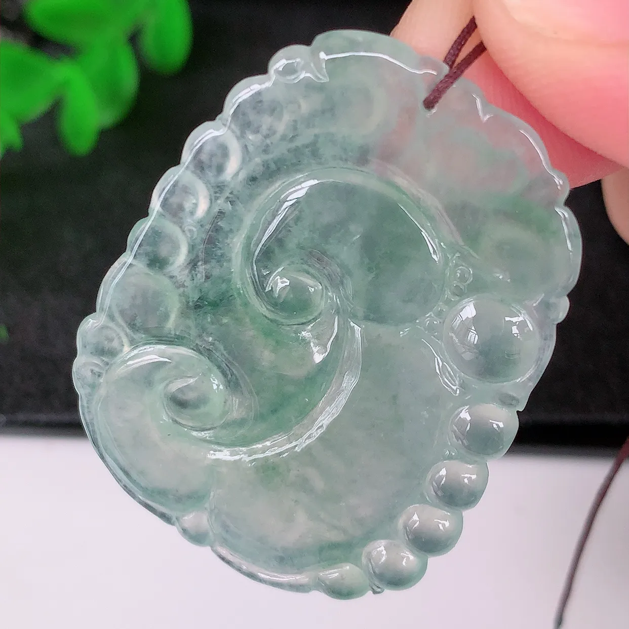 自然光实拍，冰种飘花翡翠如意吊坠，冰透， 翠色灵动，饱满，万事如意，如意一生，配戴精美！#01.23