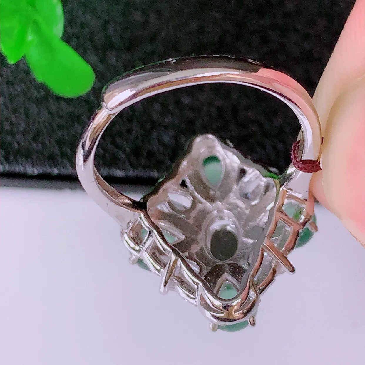 冰透满绿翡翠925银镶嵌戒指，自然光实拍，翠色灵动，颜色漂亮，种老水足，品相佳，佩戴佳品！#97.23（圈口可调大小）整体25.5*17*7.6裸石4.2*4.2