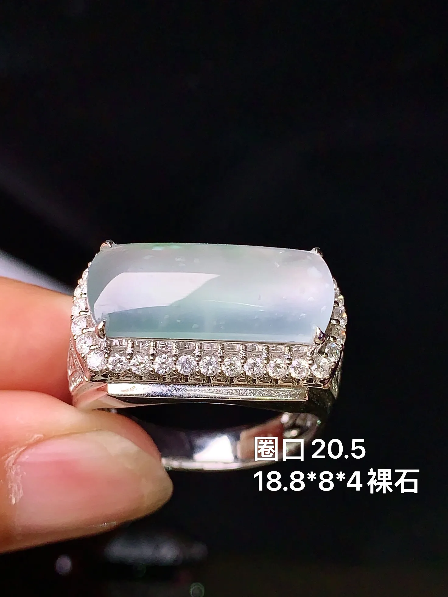 18k金钻镶嵌冰种飘绿玉柱戒指 玉质细腻 色泽艳丽 圈口20.5 整体尺寸18.8*8*4