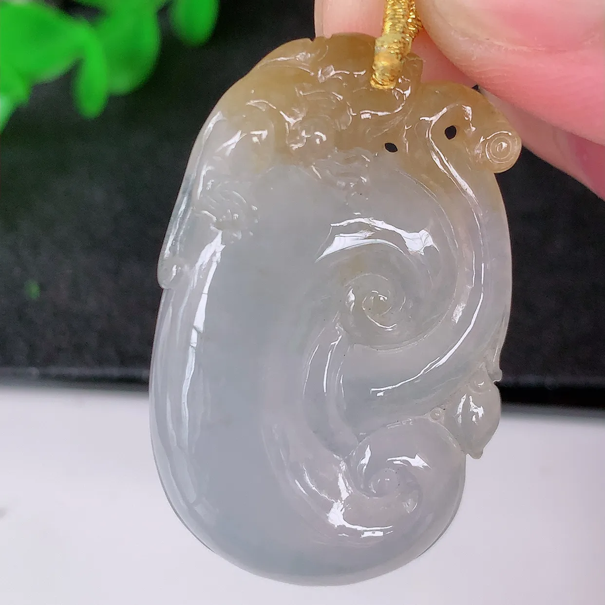自然光实拍，冰种黄翡如意翡翠吊坠，冰透，翠色灵动，饱满，万事如意，如意一生，配戴精美！#01.23