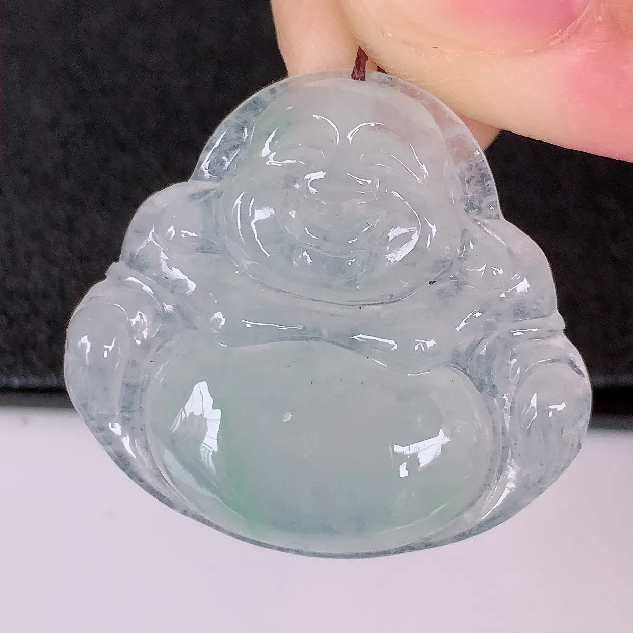 自然光实拍，冰种飘绿翡翠佛公，水灵起胶，翠色迷人，佛公在心中，一生平安，饱满圆润，开怀大笑佛公，配戴灵气十足！#57.23