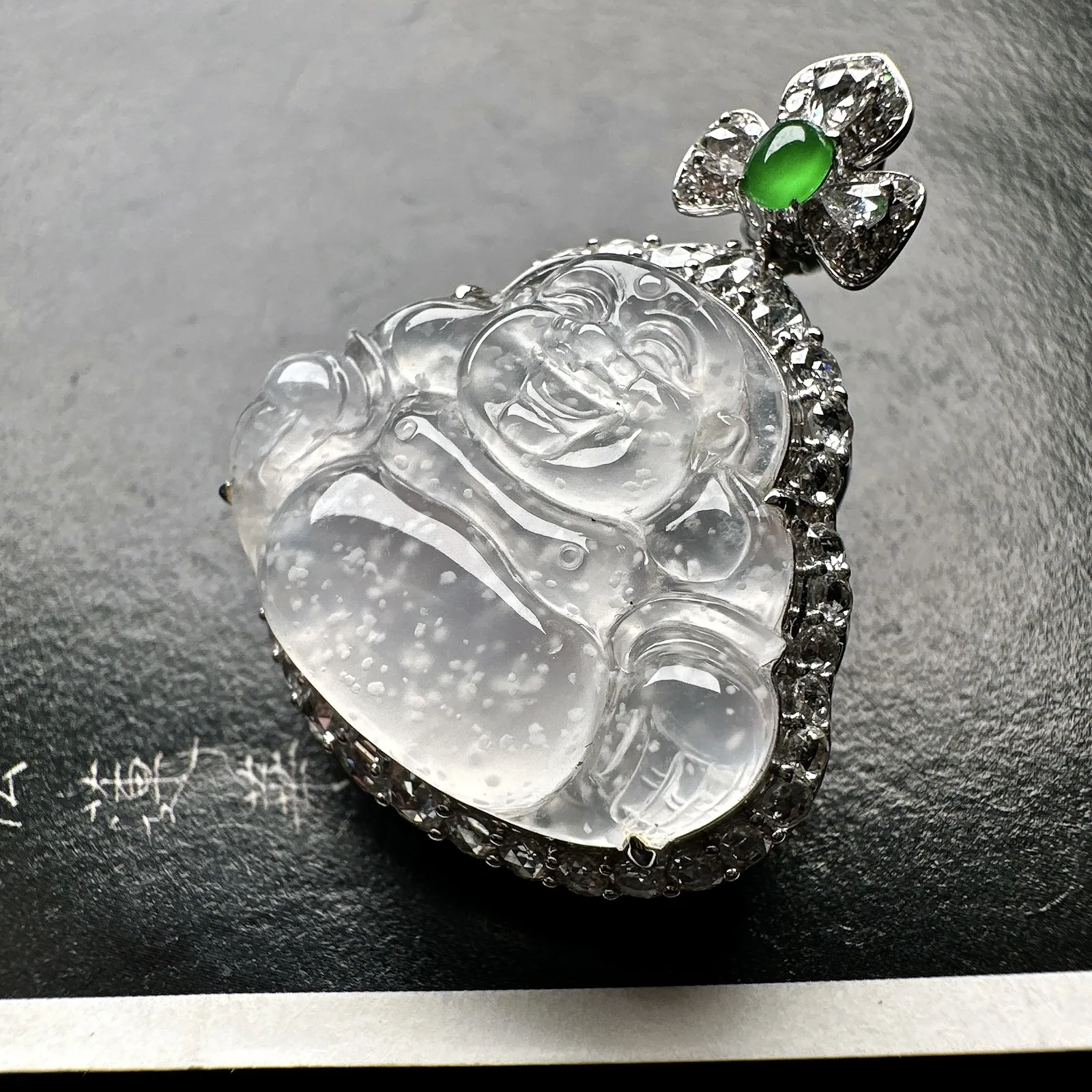 【玻璃种佛公吊坠】老坑木那雪花棉，精品，起钢光，种地上乘，冰感十足，通透起光，饱满圆润，18k金钻镶嵌，裸石尺寸19.6*24.1*4.5毫米。