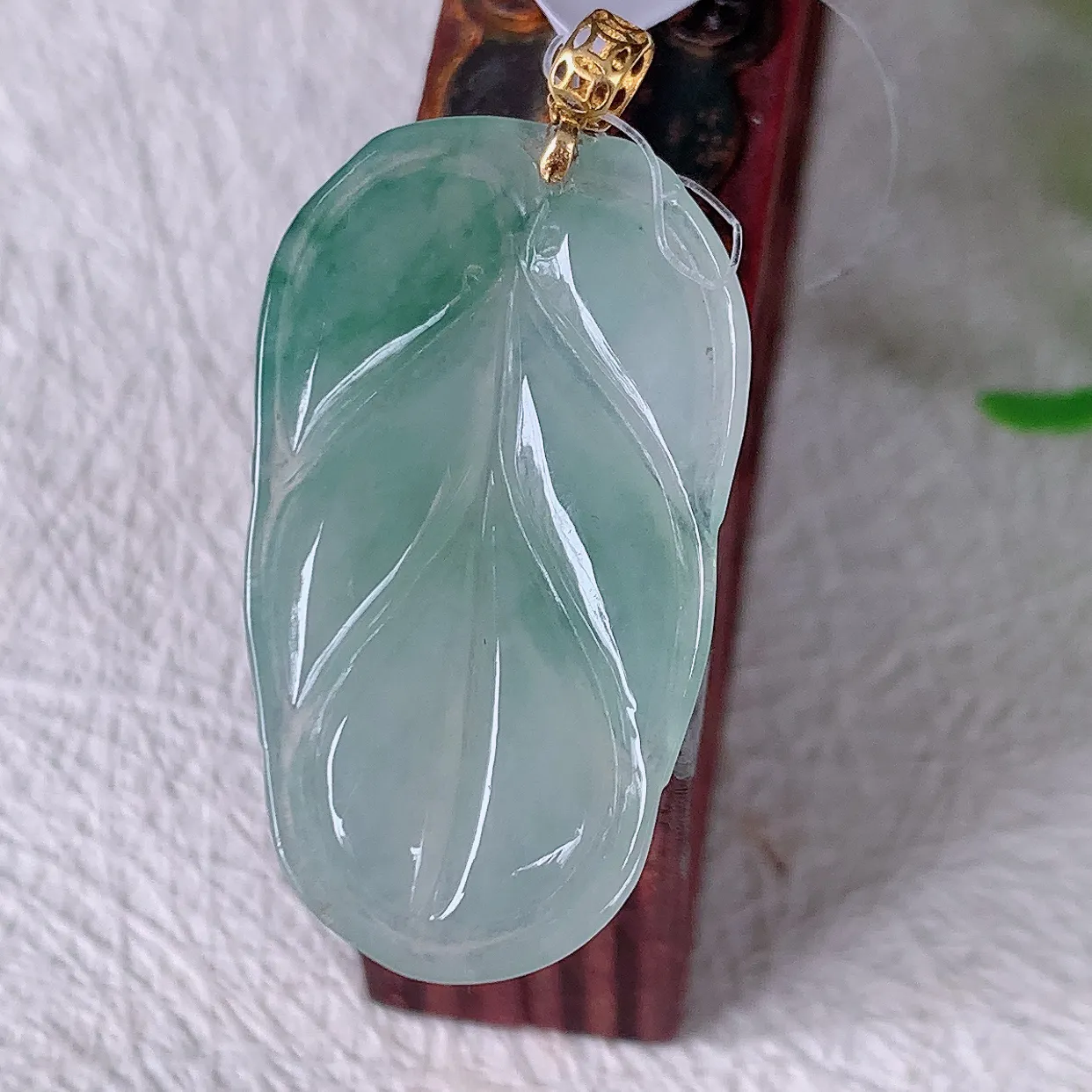 18K金镶嵌冰种飘花翡翠叶子吊坠 ，种水足，色泽清新，工艺精湛，叶子寓意美好；金枝玉叶，事业有成。#49.23
