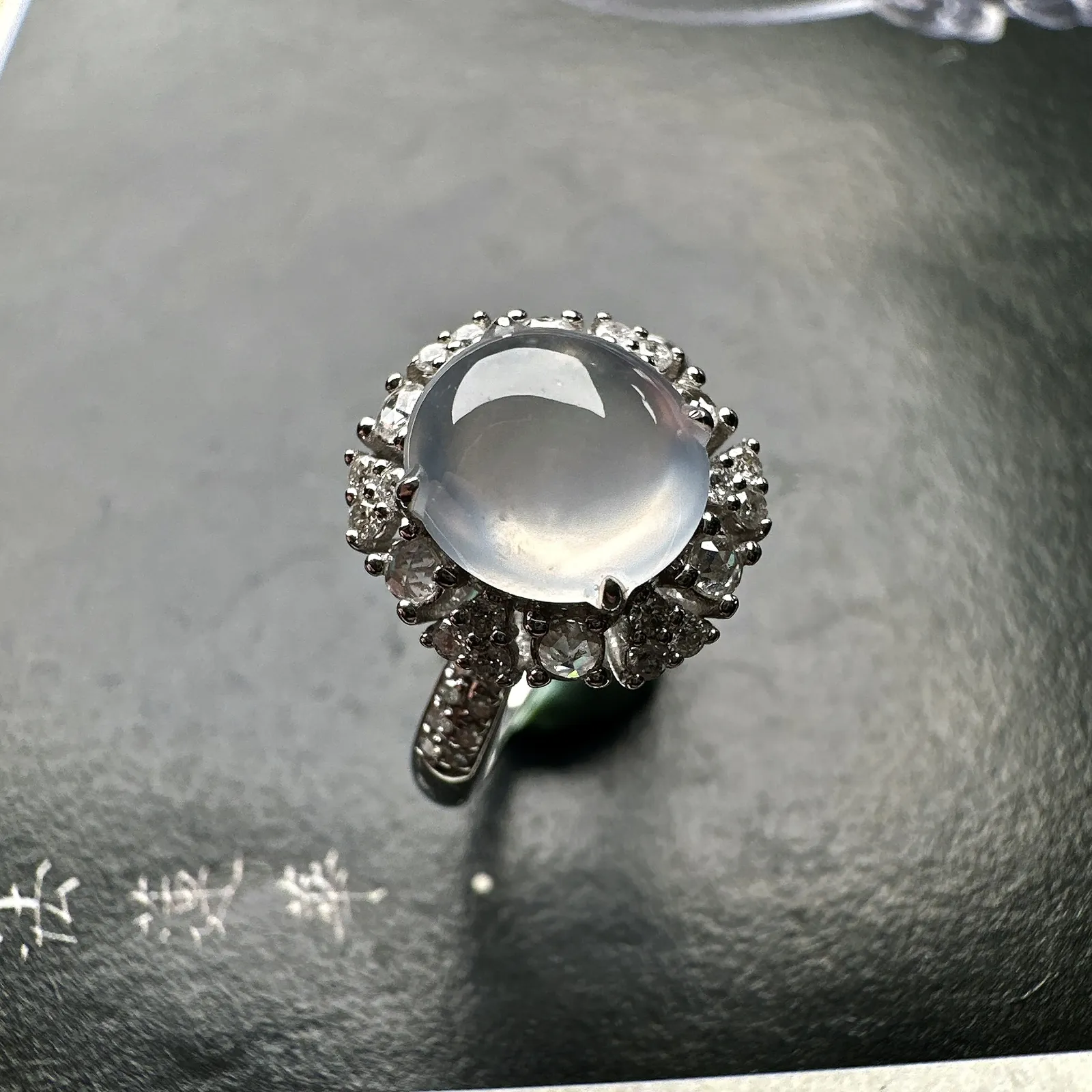 【冰种蛋面戒指】质地细腻，冰感十足，通透闪亮，18k金钻镶嵌，裸石尺寸8.5*7.8*4.4毫米，圈口可改
