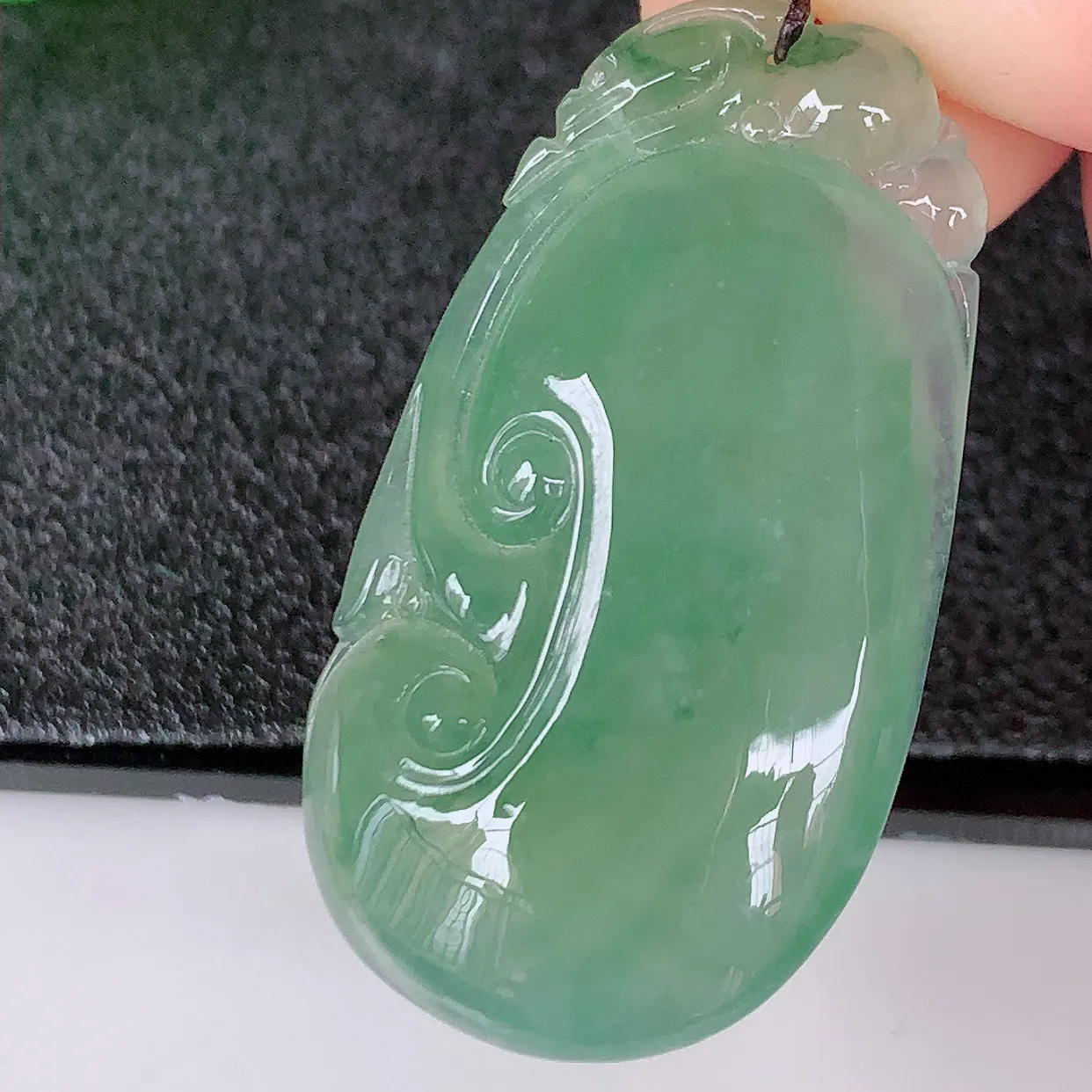自然光实拍，冰种满绿飘花翡翠如意吊坠，冰透，翠色灵动，饱满，万事如意，如意一生，配戴精美！#01.23