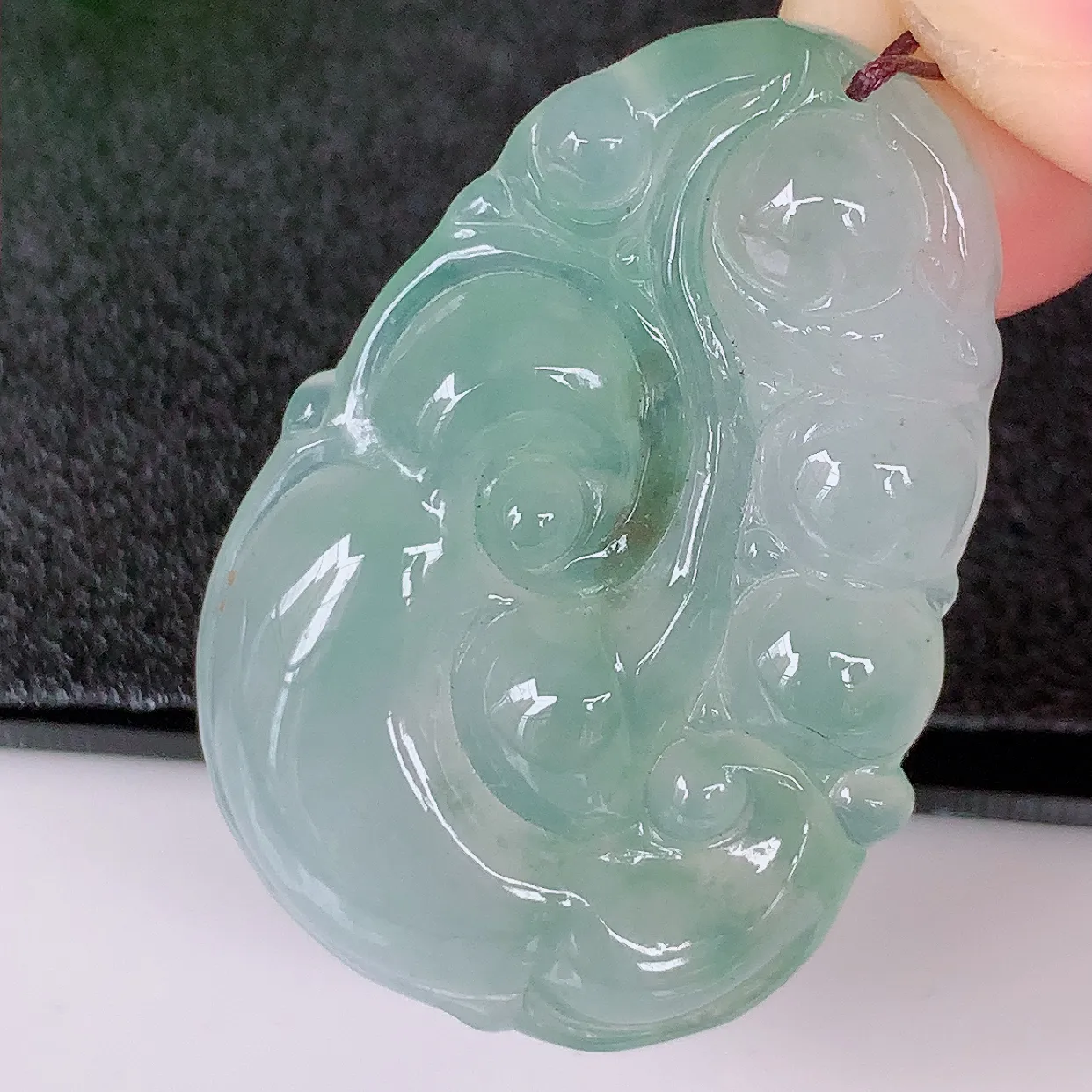 自然光实拍，冰种飘花翡翠如意吊坠，冰透，翠色灵动，饱满，万事如意，如意一生，配戴精美！#01.23