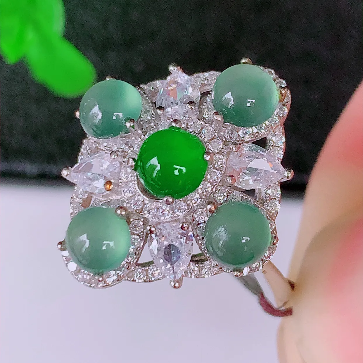 冰透满绿翡翠925银镶嵌戒指，自然光实拍，翠色灵动，颜色漂亮，种老水足，品相佳，佩戴佳品！#97.2