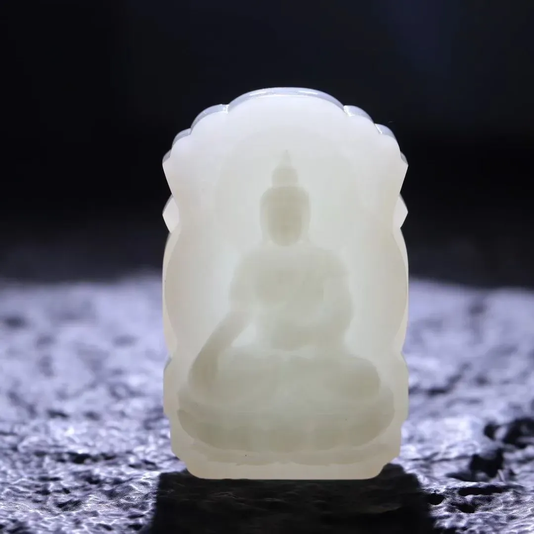 精品美物
【大日如来】和田老坑白玉羊脂白，凝润若脂，温润而泽，结构细糯。精心雕琢，意境幽生。滴水成佛，清灵佛境油然而生。方寸之间，天地无垠，一花一世界，一木一浮生，一方一净土，一叶一如来。
【规格】55-35-18mm，71g
C92311321