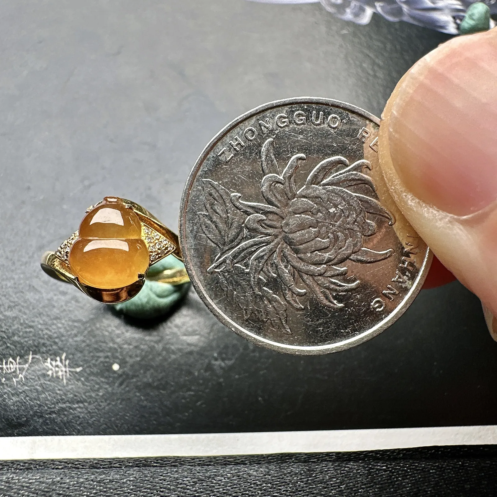 【冰种黄翡葫芦戒指】种地优秀，通透闪亮，起光的料子，厚度很好，18k金钻镶嵌，裸石尺寸8.9*7.4*3.7毫米，圈口可改