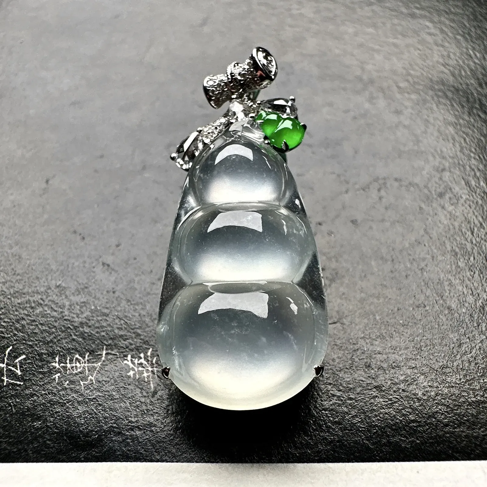 【玻璃种福豆吊坠】小精品，起钢光，种地上乘，冰感十足，通透起光，饱满圆润，18k金钻镶嵌，裸石尺寸2