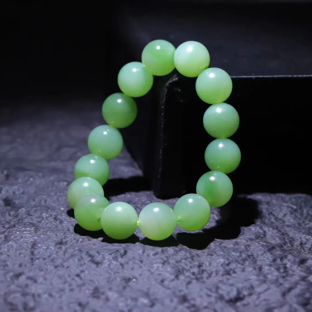 高端藏品
【碧穹凝露】和田玉藏品级翠青，羊脂冻底浮起鲜嫩翠黛， 冰底托起满串初春柳浪。玉珠含露欲滴，清艳翠色在冰晶里层层晕染，似将整座雨后天青峰峦绕于皓腕，举手间碧霞明灭。
【规格】珠径14mm，63g
c92311122