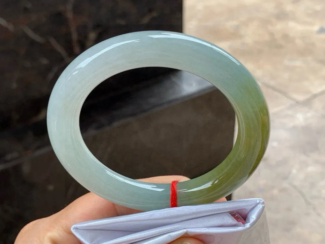 尺寸56.8/12，冰种黄翡圆条手镯
 水润细腻 清爽甜美