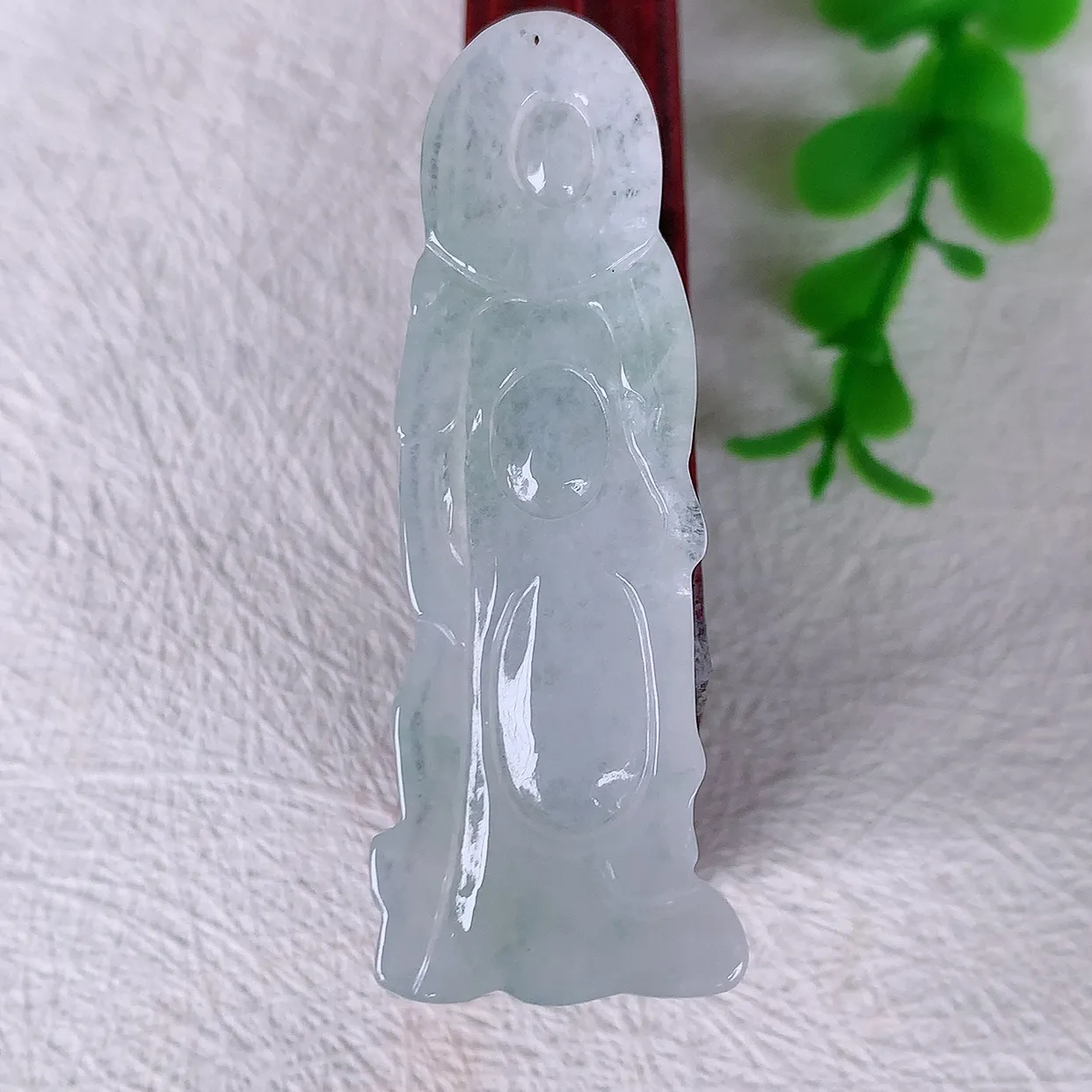 自然光实拍，冰种翡翠关公吊坠。翡翠关公是生意人喜爱的财神爷，助您财运亨通，步步高升，关公威风凛凛中蕴含宽厚仁慈，质地细腻，佩戴上身非常大气！#41.23