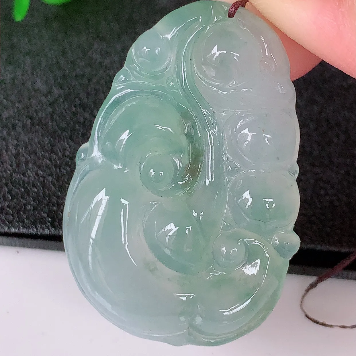 自然光实拍，冰种飘花翡翠如意吊坠，冰透，翠色灵动，饱满，万事如意，如意一生，配戴精美！#01.23