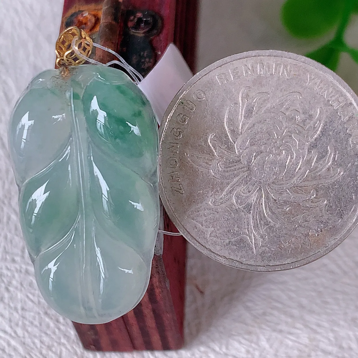 18K金镶嵌冰种飘花翡翠叶子吊坠 ，种水足，色泽清新，工艺精湛，叶子寓意美好；金枝玉叶，事业有成。#49.23