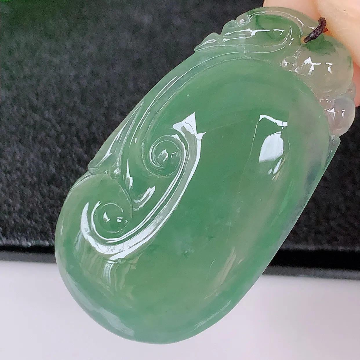 自然光实拍，冰种满绿飘花翡翠如意吊坠，冰透，翠色灵动，饱满，万事如意，如意一生，配戴精美！#01.2