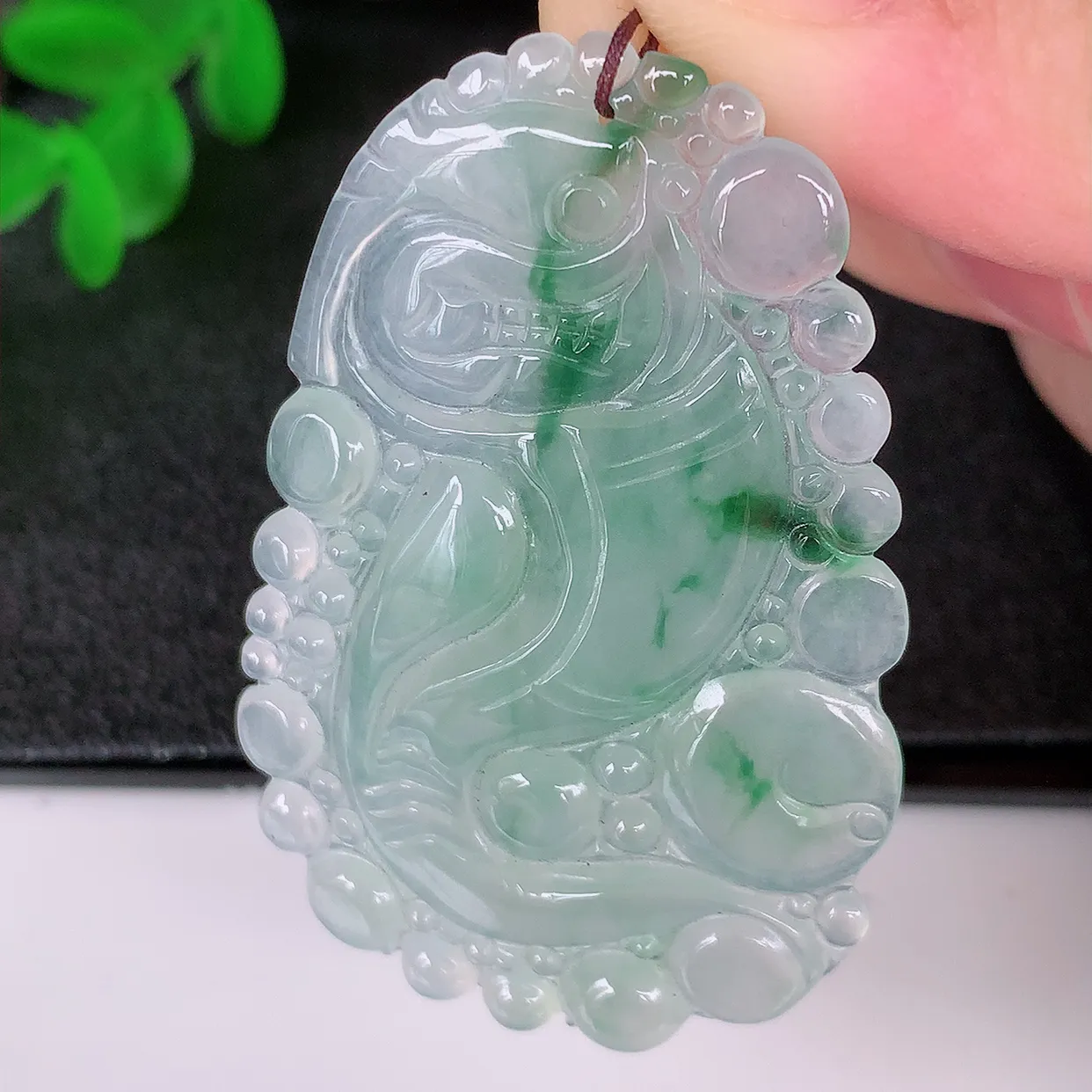 自然光实拍，冰种飘花翡翠龙腾盛世、龙牌吊坠，种水好，雕工立体精致，佩戴霸气时尚！#01.23