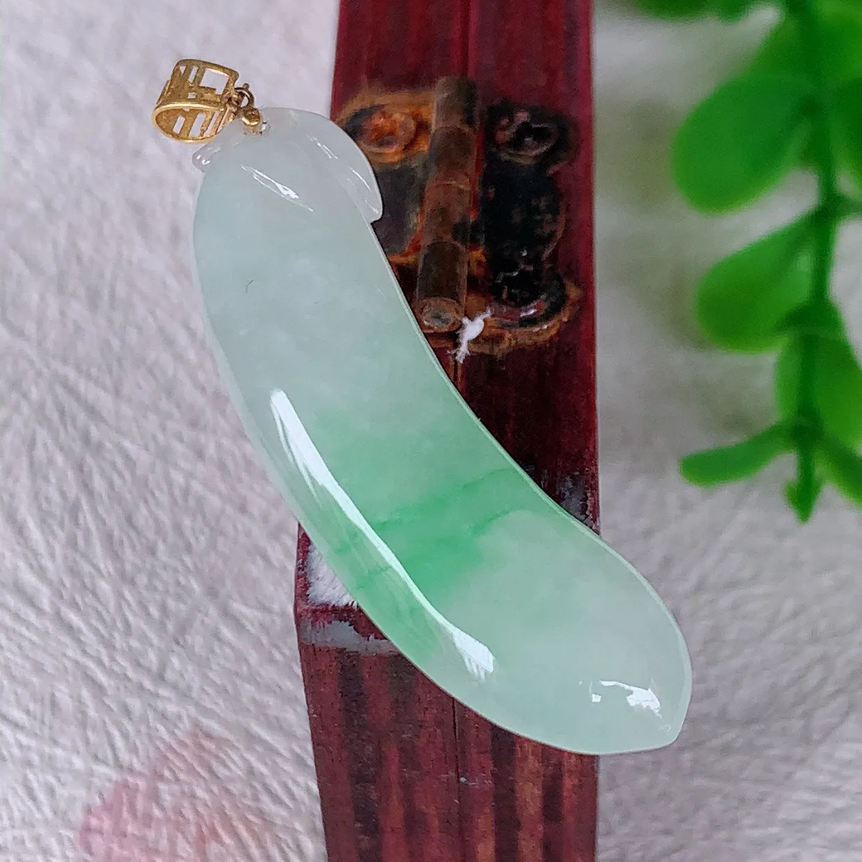 18k金镶嵌冰种飘绿翡翠福瓜吊坠，沁人心脾，精致典雅的设计，为佩戴者，增添色彩，送礼自留都是佳品选择！#41.23