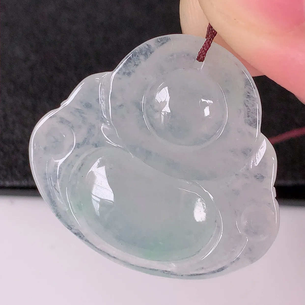 自然光实拍，冰种飘绿翡翠佛公，水灵起胶，翠色迷人，佛公在心中，一生平安，饱满圆润，开怀大笑佛公，配戴灵气十足！#57.23