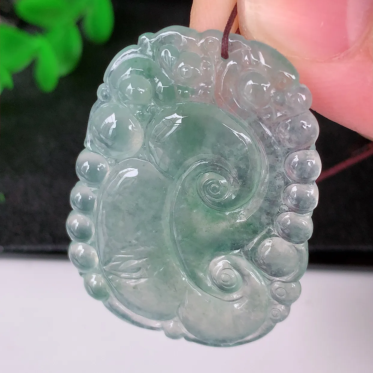 自然光实拍，冰种飘花翡翠如意吊坠，冰透， 翠色灵动，饱满，万事如意，如意一生，配戴精美！#01.23