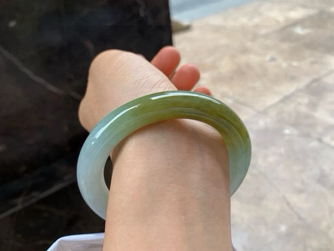 尺寸56.8/12，冰种黄翡圆条手镯
 水润细腻 清爽甜美