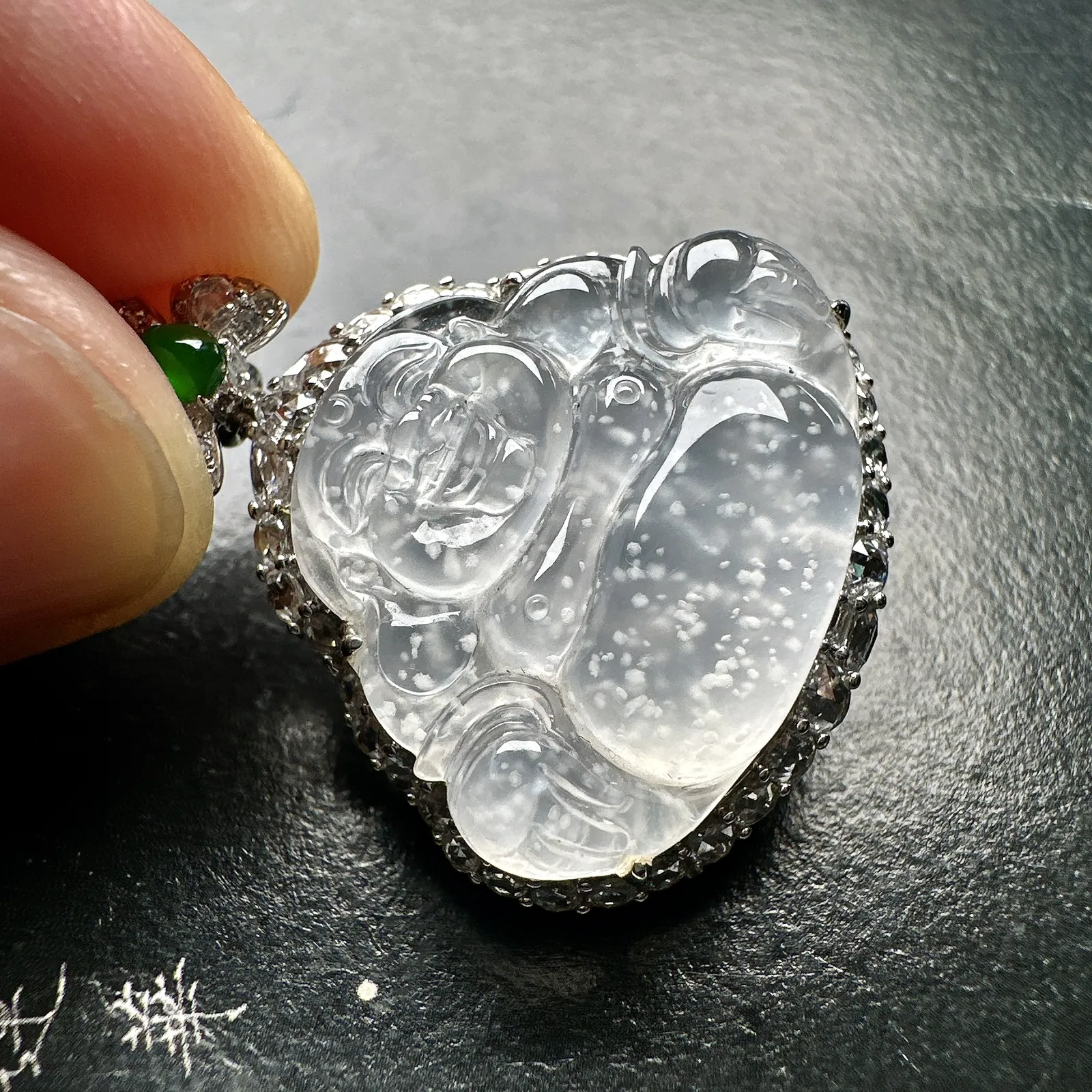 【玻璃种佛公吊坠】老坑木那雪花棉，精品，起钢光，种地上乘，冰感十足，通透起光，饱满圆润，18k金钻镶嵌，裸石尺寸19.6*24.1*4.5毫米。
