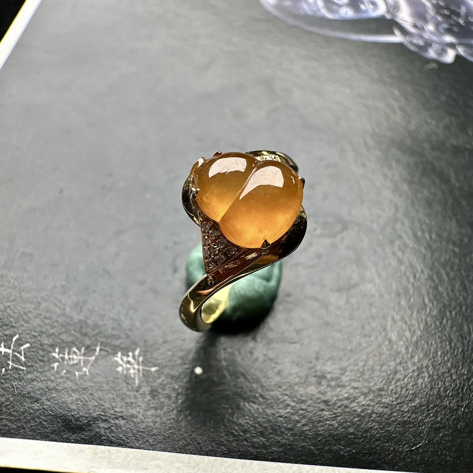 【冰种黄翡葫芦戒指】种地优秀，通透闪亮，起光的料子，厚度很好，18k金钻镶嵌，裸石尺寸8.9*7.4*3.7毫米，圈口可改