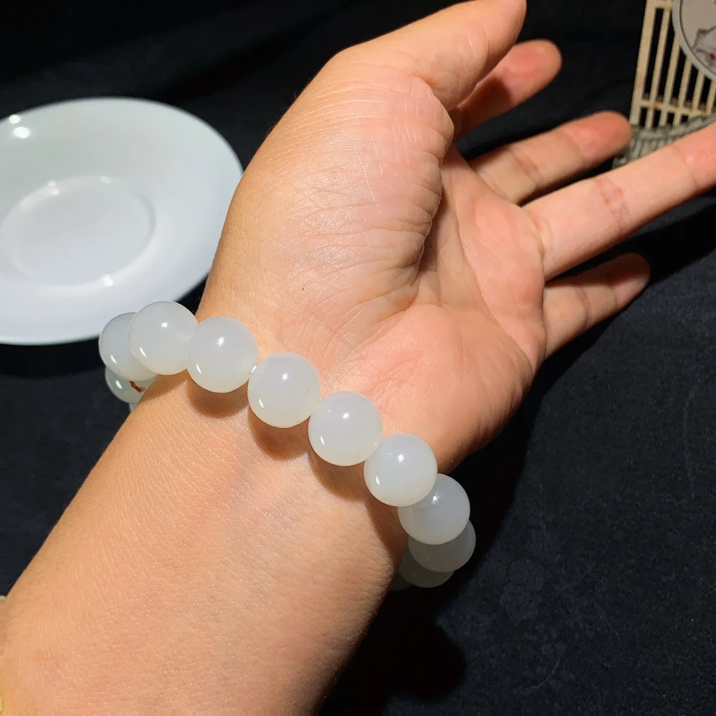 和田玉羊脂白玉圆珠手串。单颗尺寸12！玉质细腻油润。手推出油。品相大气。 lt250922