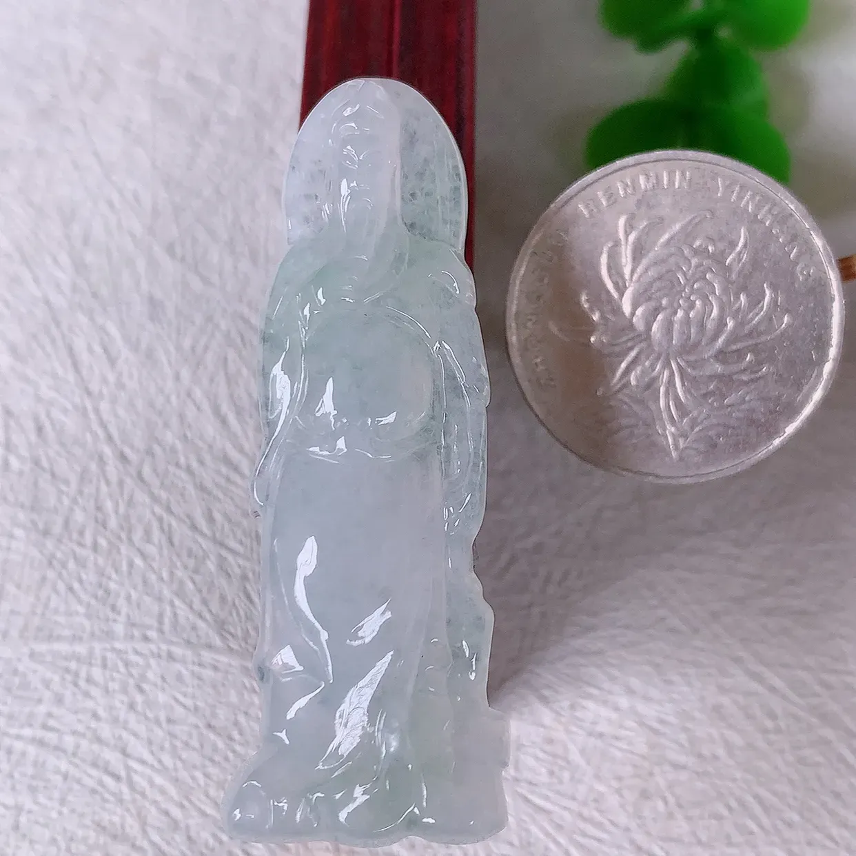 自然光实拍，冰种翡翠关公吊坠。翡翠关公是生意人喜爱的财神爷，助您财运亨通，步步高升，关公威风凛凛中蕴含宽厚仁慈，质地细腻，佩戴上身非常大气！#41.23