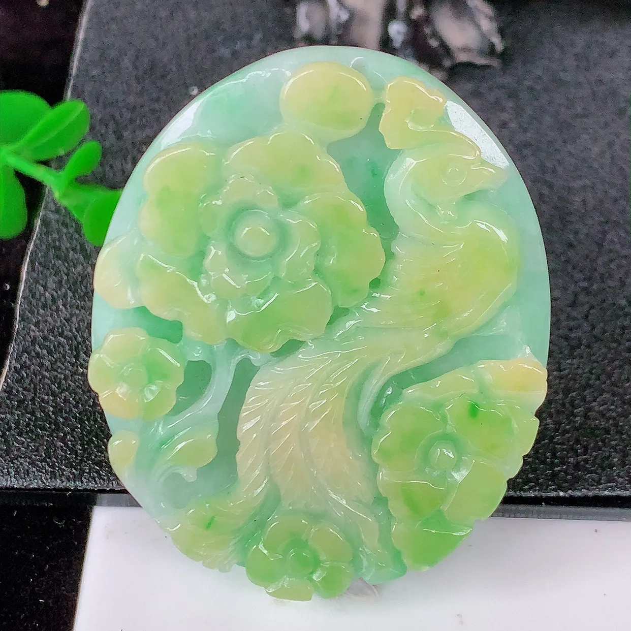 自然光实拍，冰润黄加绿翡翠凤凰吊坠，种老水足，雕工精湛 ，寓意美好，佩戴时尚出众！#57.23