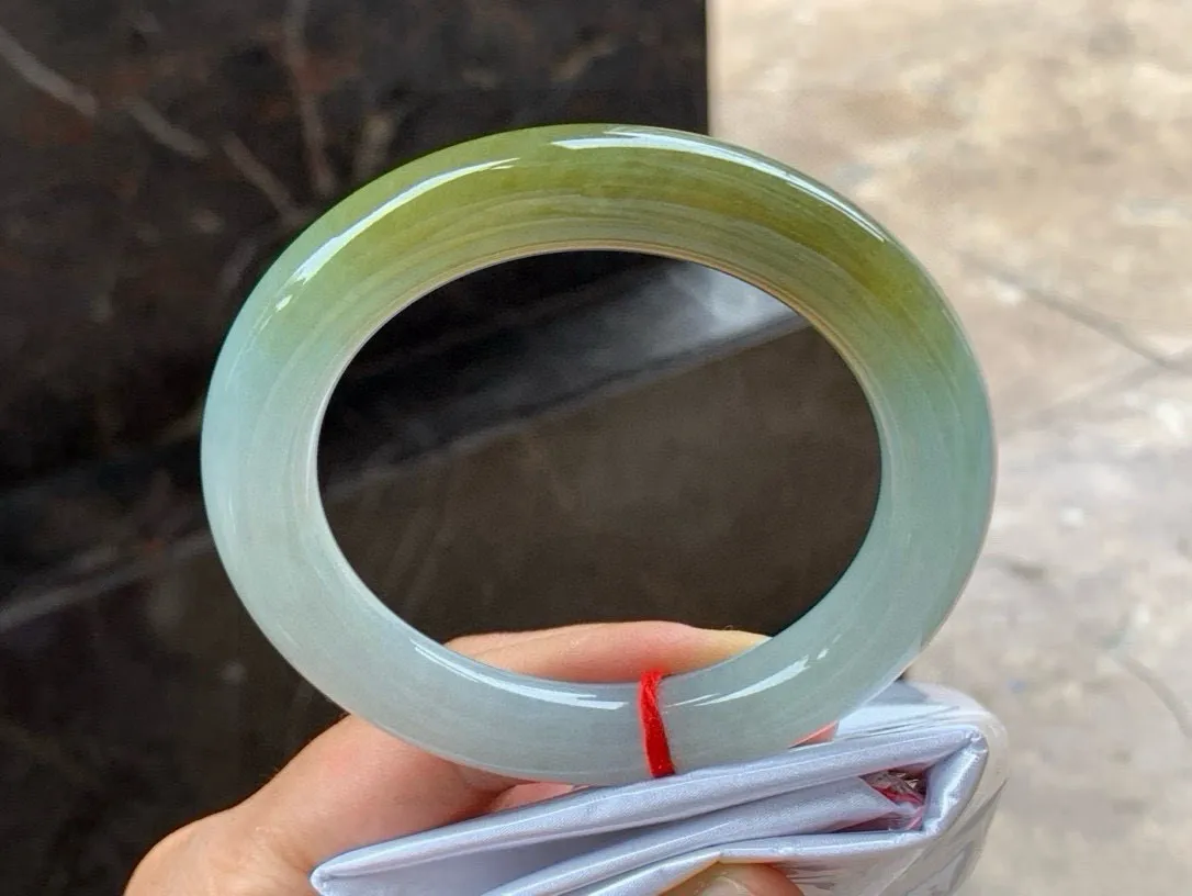 尺寸56.8/12，冰种黄翡圆条手镯
 水润细腻 清爽甜美