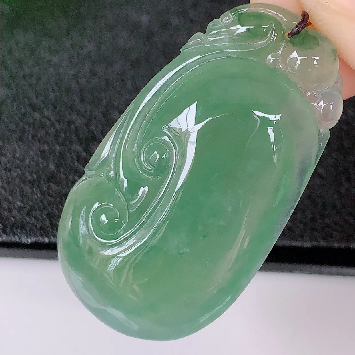 自然光实拍，冰种满绿飘花翡翠如意吊坠，冰透，翠色灵动，饱满，万事如意，如意一生，配戴精美！#01.23
