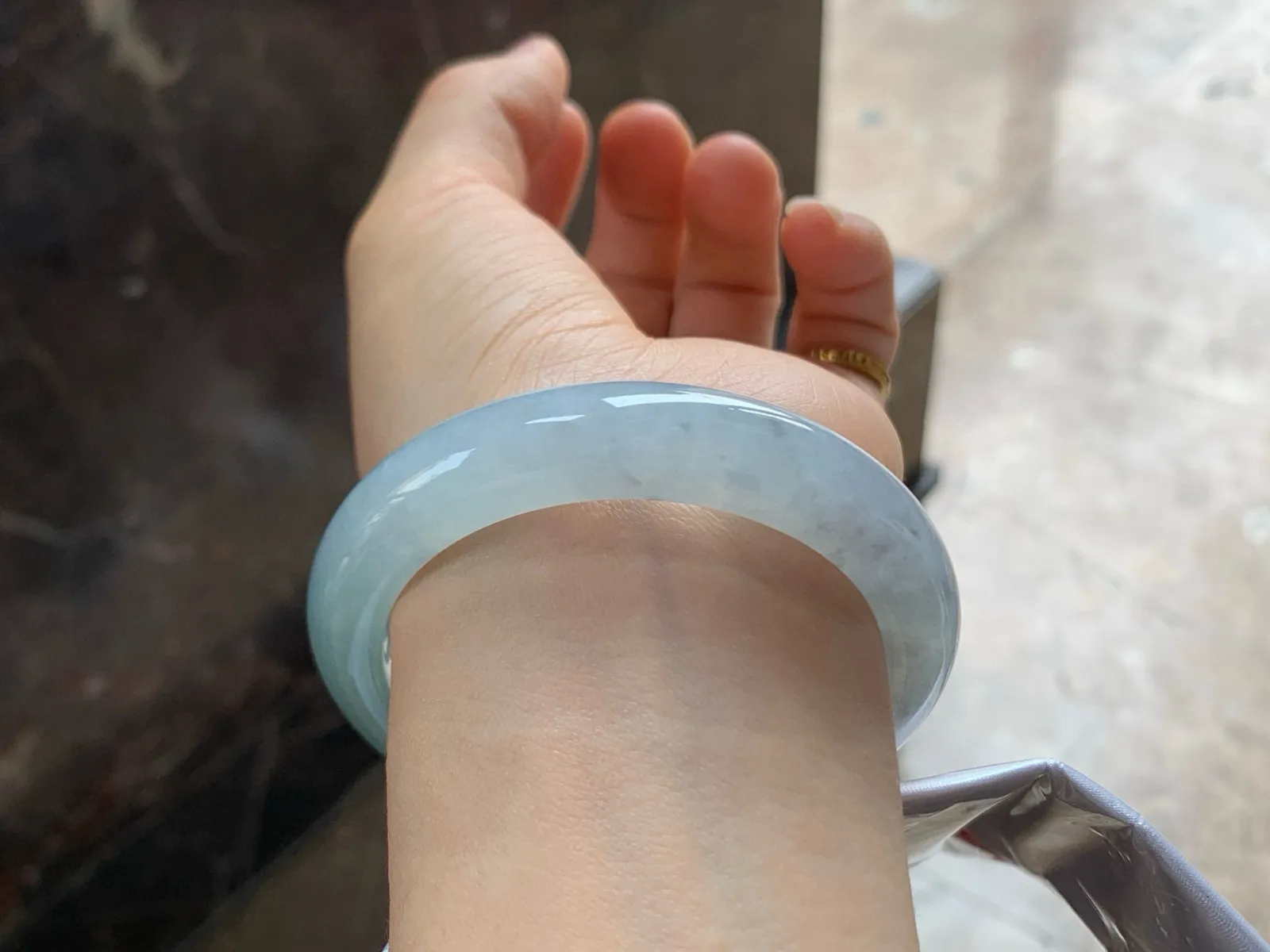 尺寸55.7/11.8/9.1，细糯冰手镯
水润细腻 种老