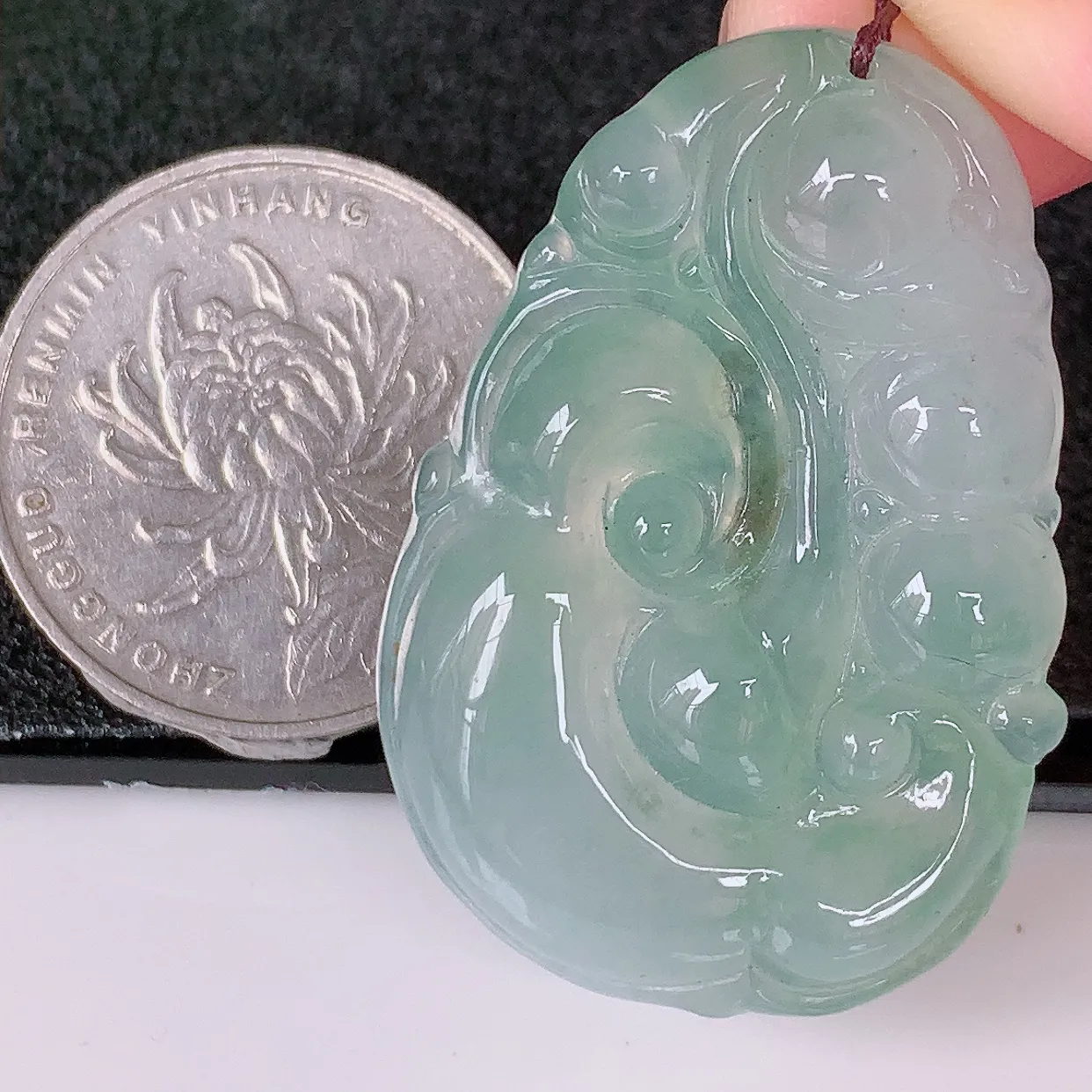 自然光实拍，冰种飘花翡翠如意吊坠，冰透，翠色灵动，饱满，万事如意，如意一生，配戴精美！#01.23