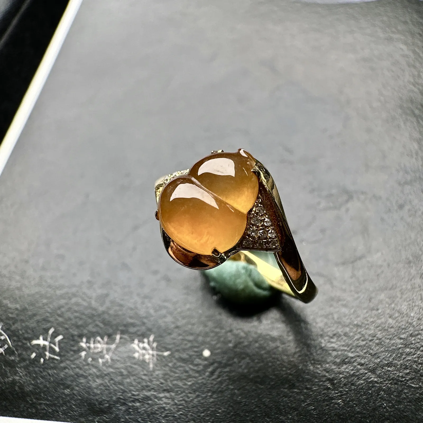 【冰种黄翡葫芦戒指】种地优秀，通透闪亮，起光的料子，厚度很好，18k金钻镶嵌，裸石尺寸8.9*7.4*3.7毫米，圈口可改