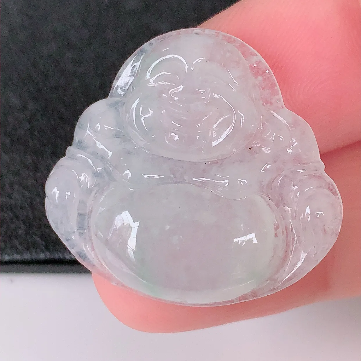 自然光实拍，冰种飘绿翡翠佛公，水灵起胶，翠色迷人，佛公在心中，一生平安，饱满圆润，开怀大笑佛公，配戴